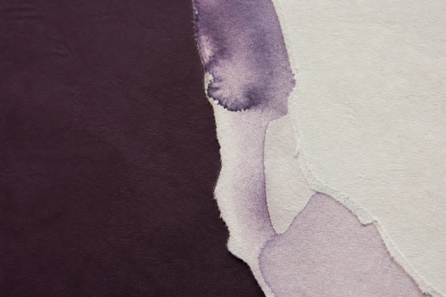 Collage de papel marfil rasgado sobre fondo ciruela con lavados de tinta violeta